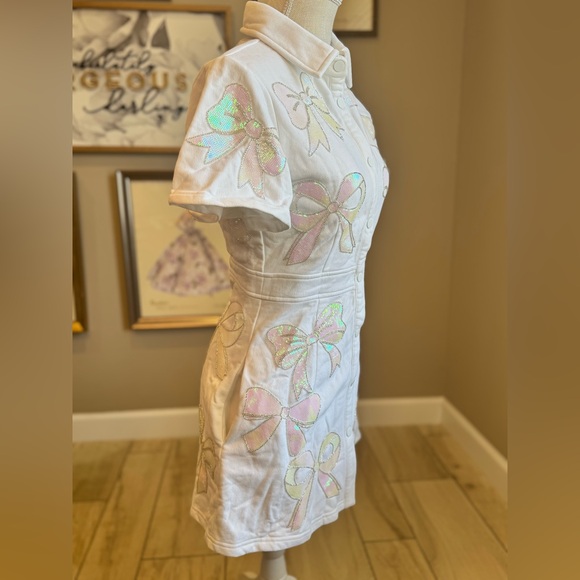 New! QUEEN OF SPARKLES White and Iridescent Pink Metallic Bow Mini Dress - Picture 4 of 10